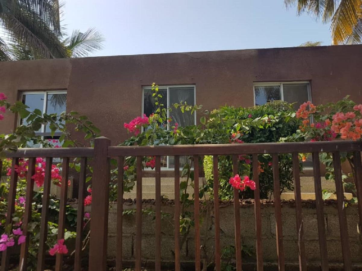Hotel Jardin Savana Dakar Exterior photo